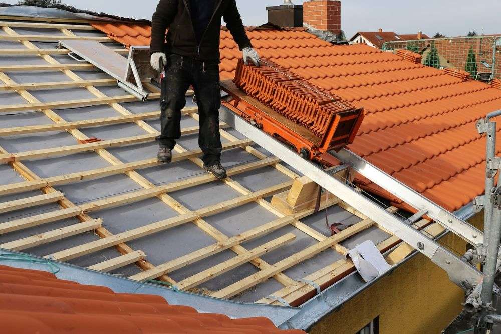 Plaatsen van nieuwe dakpannen met panlatten
